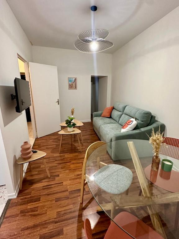 Posezení v ubytování Une terrasse à 200m de la cathédrale - 4 personnes - logement entièrement rénové