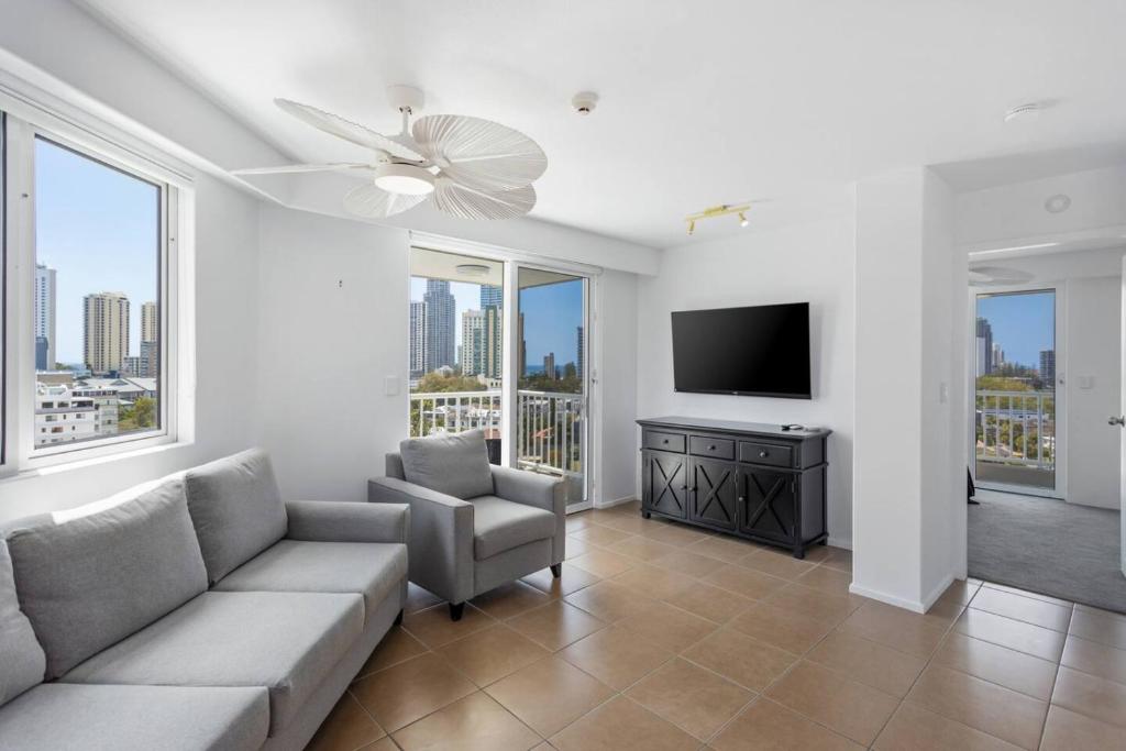 Contemporary 2Bed 2BA, Parking, Pool, BBQ, Balcony, Gold Coast (updated prices 2025)