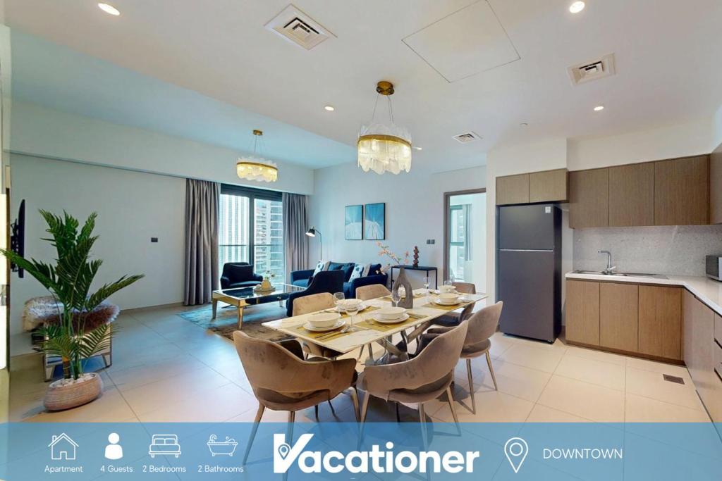 kuchnia i salon ze stołem i krzesłami w obiekcie Act One Act Two - Two Bedroom in Vibrant Downtown w Dubaju