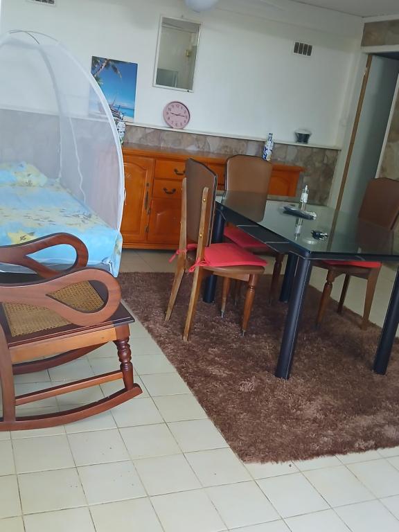 Un comedor con mesa y sillas en La maison du bonheur, en Fort-de-France