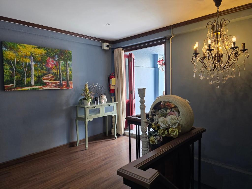 At Ease As Home - Resim 4