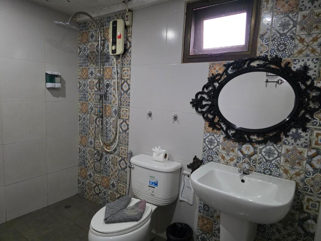 At Ease As Home - Resim 8