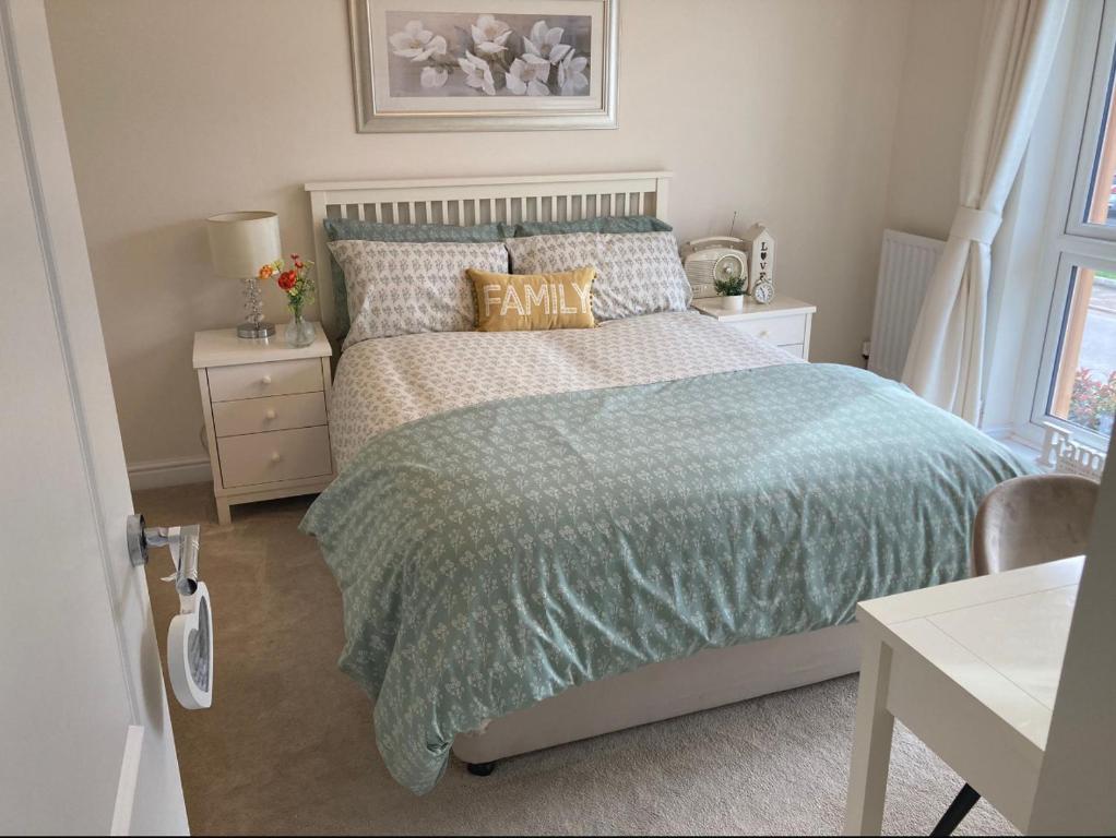 Postel nebo postele na pokoji v ubytování Room near M4, Great Western Hospital