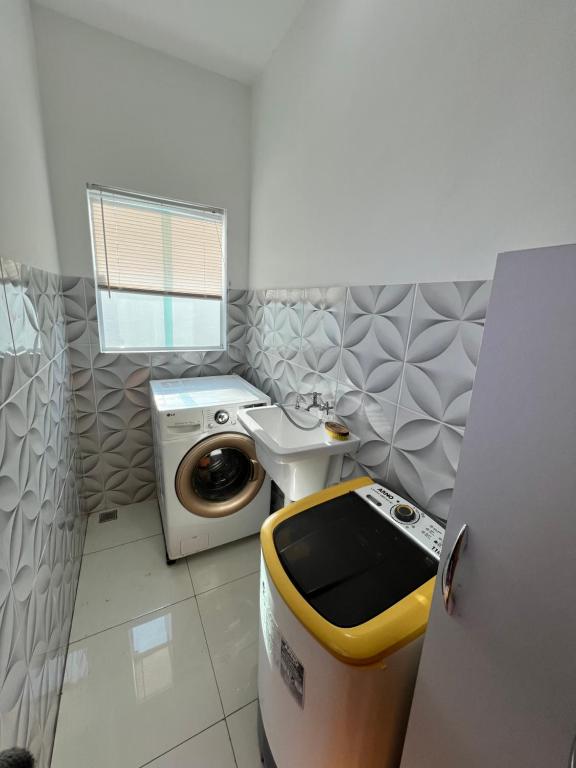 Billede fra billedgalleriet på Casa com piscina, 700M da praia i Peruíbe