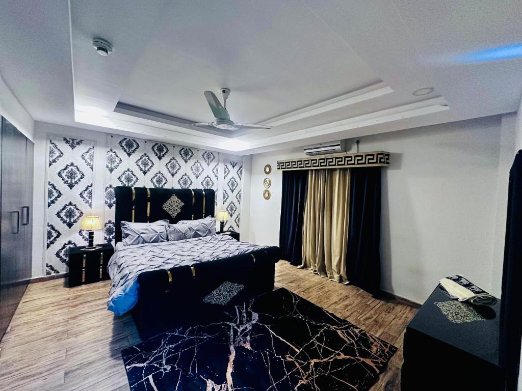 ラーワルピンディーにあるSunset Apartment Bahriaのベッドルーム1室(キングサイズベッド1台付)