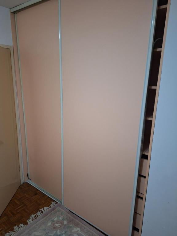 サラエボにあるStan Ajnaの白いドアと敷物付きのクローゼット