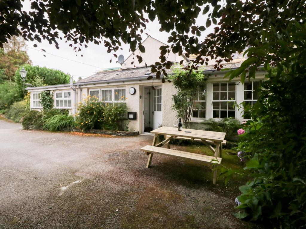 una mesa de picnic frente a una casa en Pippins, en Ambleside