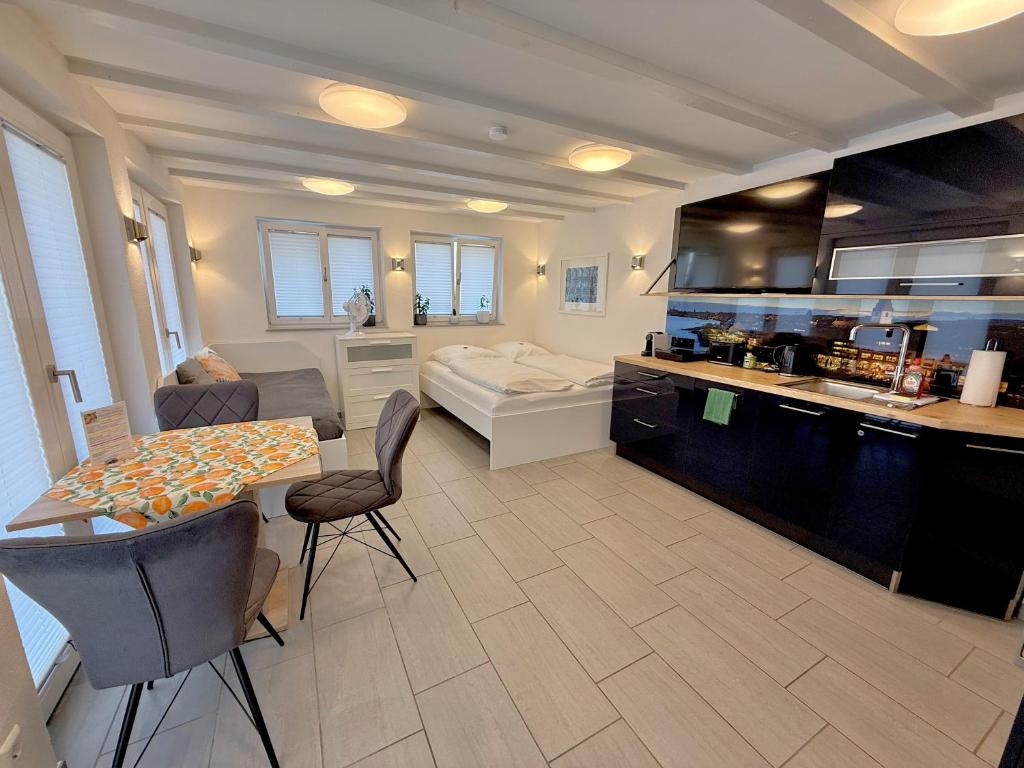 Galería fotográfica de Modernes Bungalow im wunderschönen Garten mit Pool en Friedrichshafen