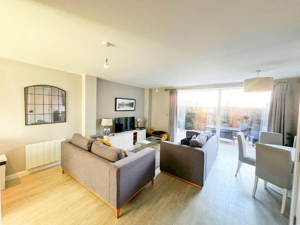 un soggiorno con due divani e un tavolo di Deluxe Apartment near Cabot Circus w Parking sleeps 5 a Bristol