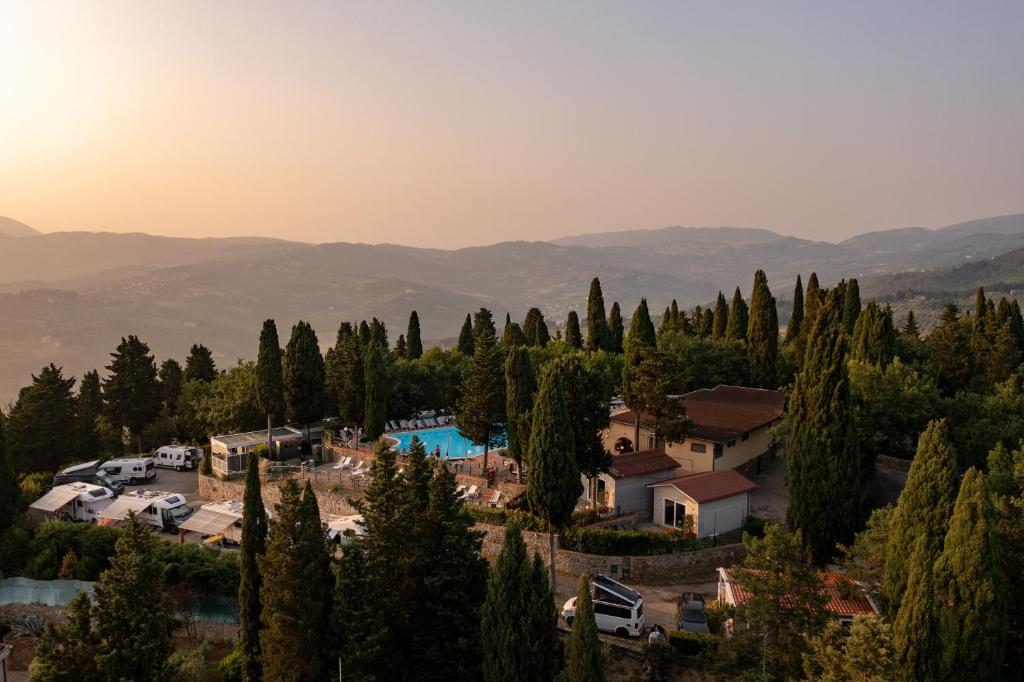 una vista aerea di un resort con piscina e alberi di Camping Village Panoramico Fiesole a Fiesole