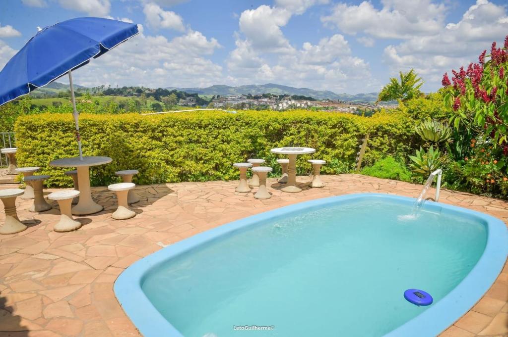 Un jacuzzi en un patio con una sombrilla. en Vista Linda, en Socorro