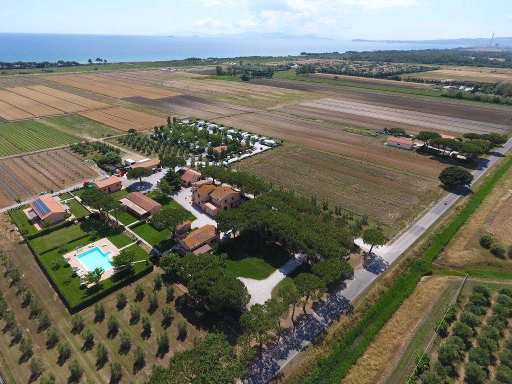 リオトルトにあるAgriturismo Isolottoの道路・畑の空中風景