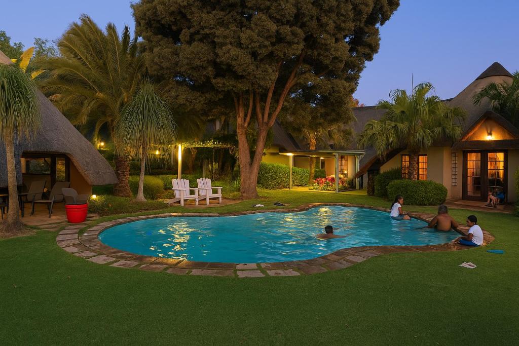 eine Gruppe von Menschen in einem Pool in einem Hof in der Unterkunft Lipizzaner Lodge - Kyalami, Midrand in Kyalami