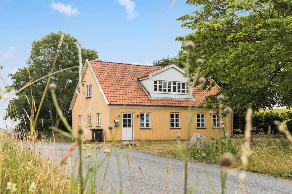 una casa amarilla con techo rojo en 4307-Borre-Busenevej-38, en Borre