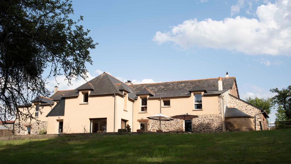 une grande maison sur une colline herbeuse dans l'établissement La Hulotte- Brocéliande, à Saint-Malon-sur-Mel