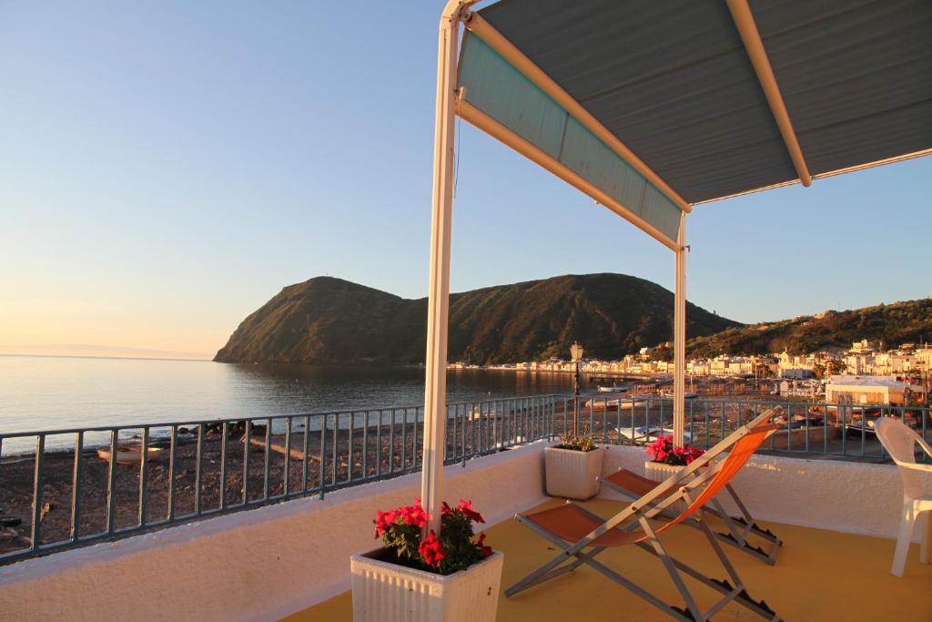 d'un balcon avec une chaise et une vue sur l'océan. dans l'établissement Punta Lena, à Lipari