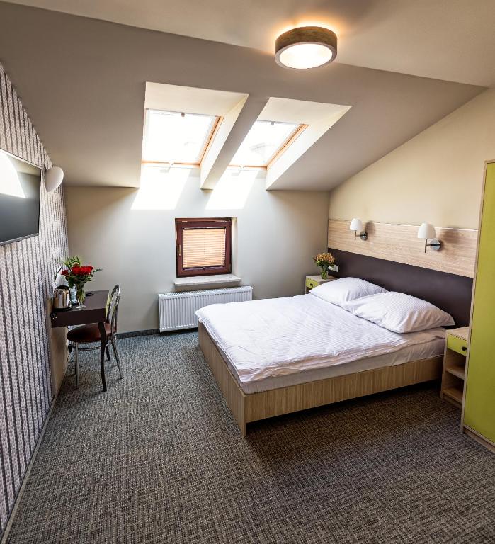 Posteľ alebo postele v izbe v ubytovaní Hotel Kazimierz III