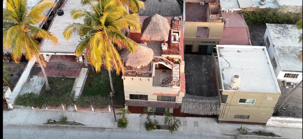 an overhead view of a house with a palm tree at Departamento paraíso in Lo de Marcos