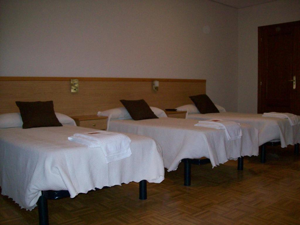 Posteľ alebo postele v izbe v ubytovaní Hostal Cerecedo