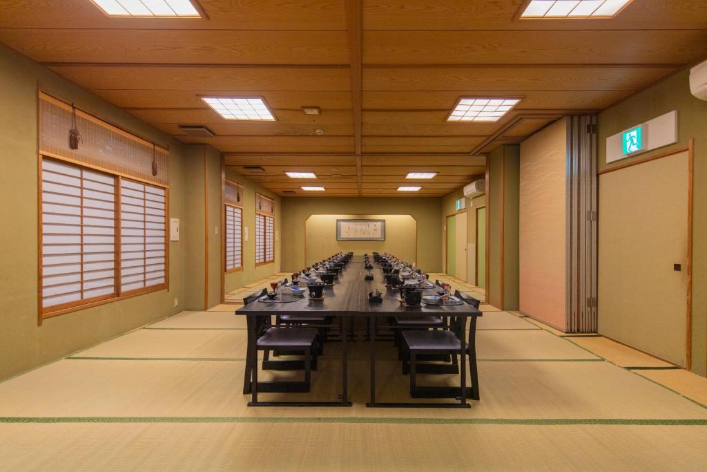 une longue pièce avec une longue table et des chaises dans l'établissement Ryokan Kiritani Hakoneso, à Hakone 116 autres photos
