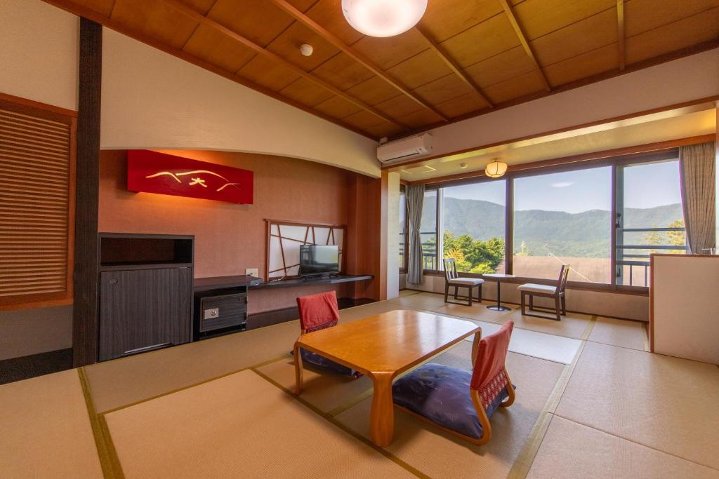 un salon avec une table et des chaises dans l'établissement Ryokan Kiritani Hakoneso, à Hakone