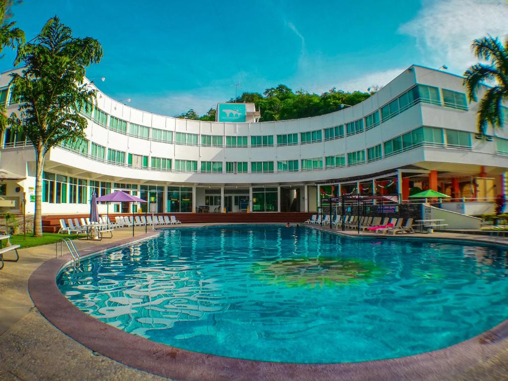 a large swimming pool in front of a building at Hotel Puente Nacional & Spa in Puente Nacional