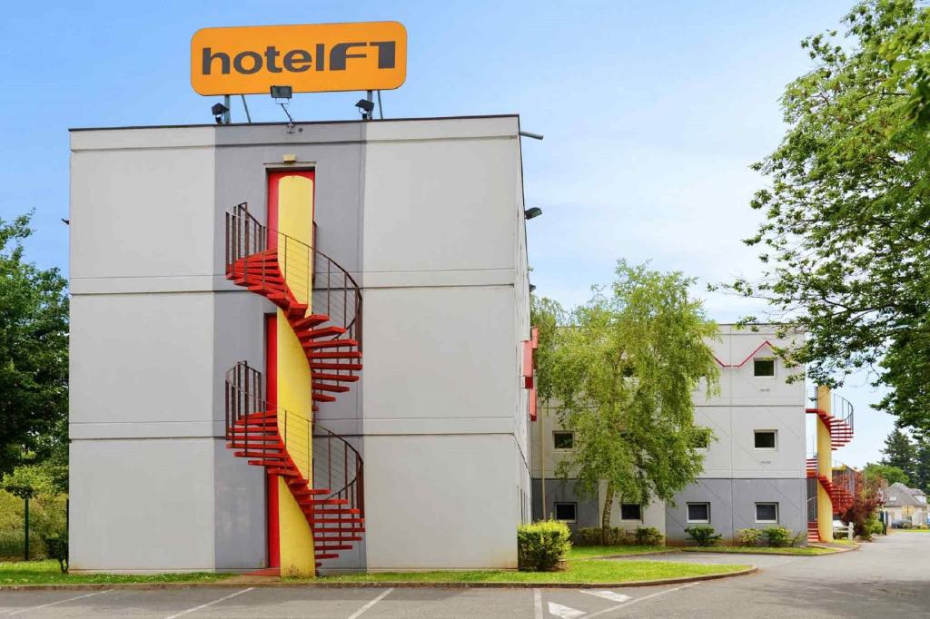 budynek z znakiem hotelowym na górze w obiekcie hotelF1 Gap w mieście Gap