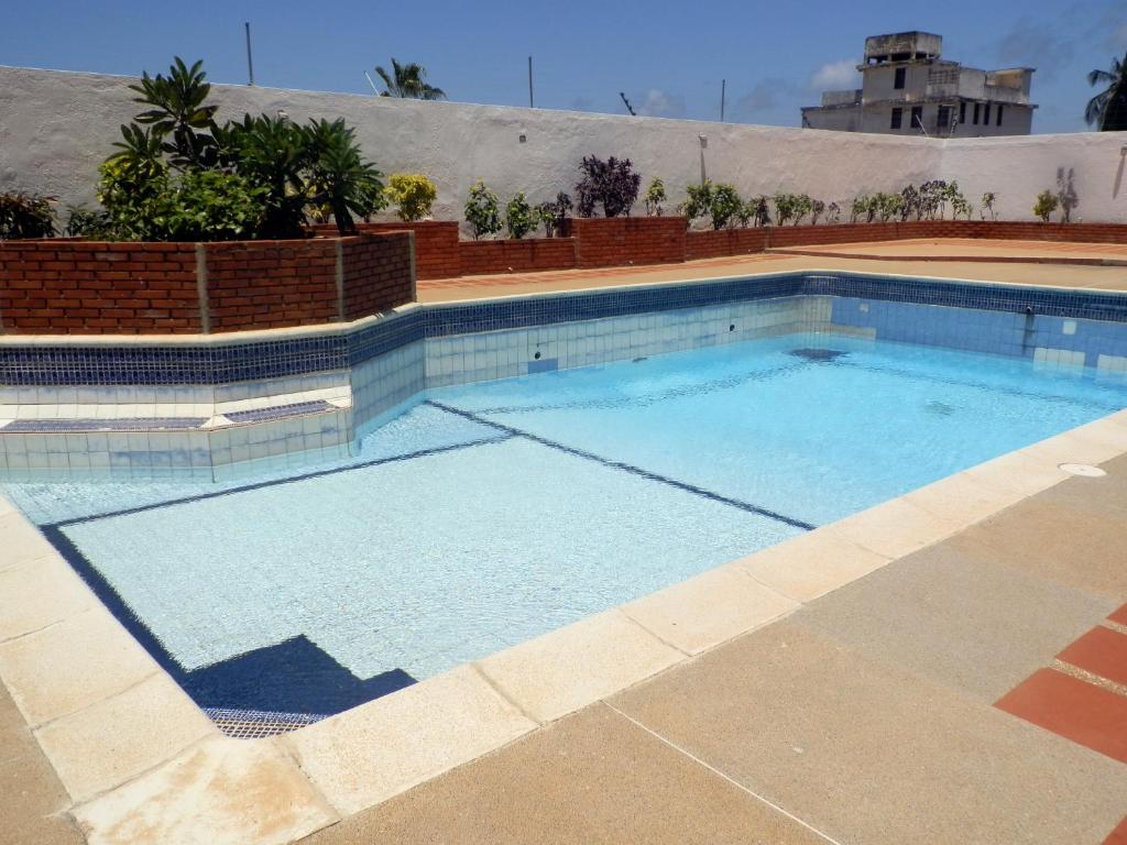 ein großes Schwimmbecken mit blauem Wasser in der Unterkunft Comodidad y relax en Apartamento cerca del mar en Chichiriviche in Chichiriviche