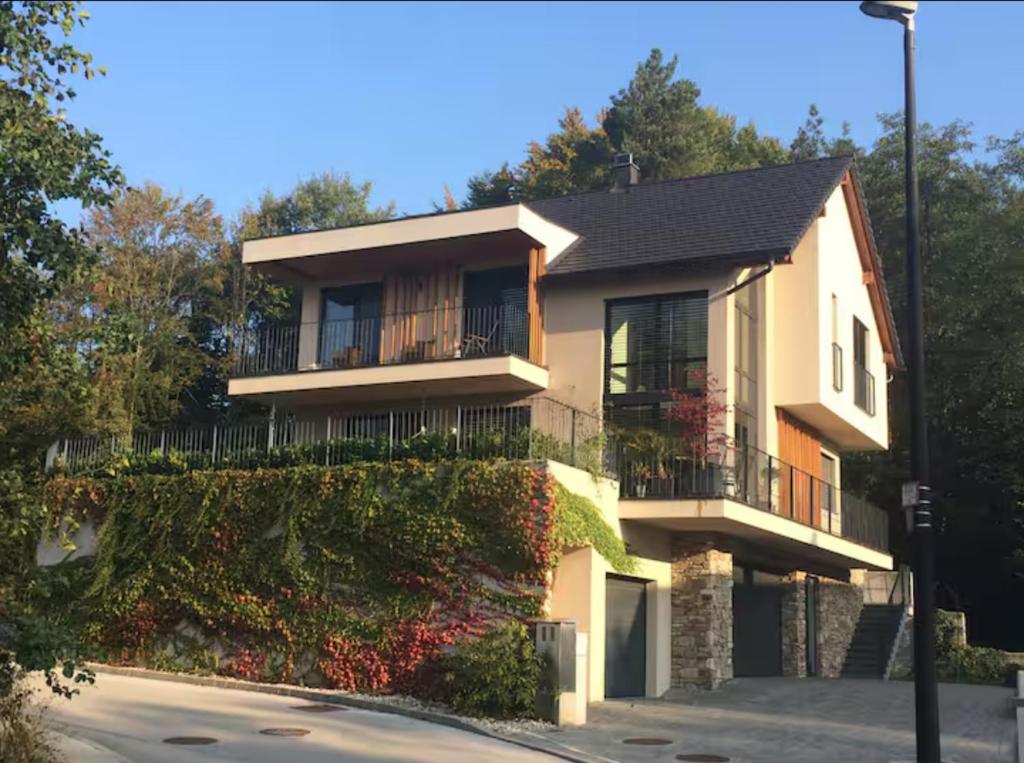 Clădirea în care este situat/ăvila