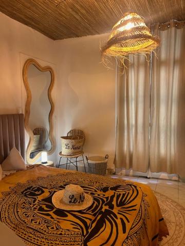 une chambre avec un lit au motif zèbre dans l'établissement Duplex Le Nusa, à Perpignan