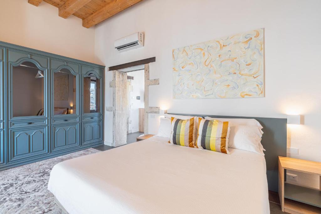 Postel nebo postele na pokoji v ubytování La Dimora di San Nicola Ortigia Boutique Apartments - Terrace & Jacuzzi Access