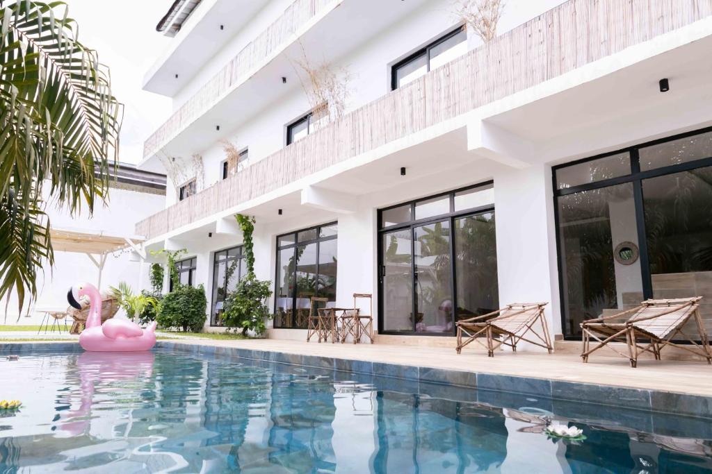 アビジャンにあるGoya Resorts & SPAのスイミングプール付きの家の外観