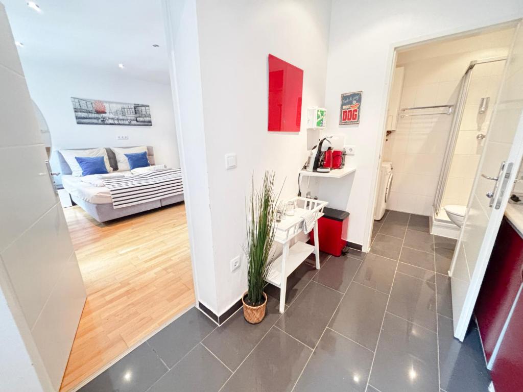 Studio King Bed & Kitchen - near Prater, no Elevator 4th Floor
