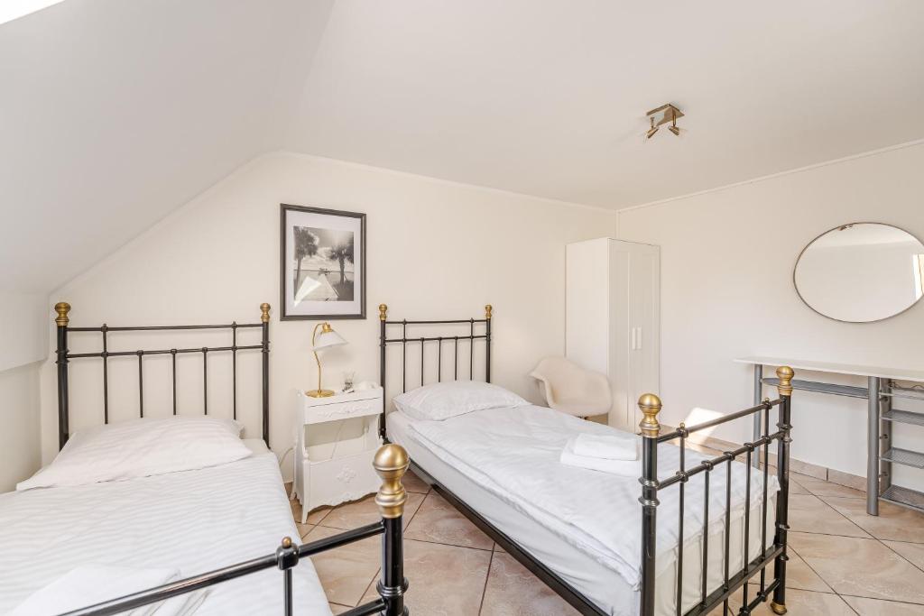 Ένα ή περισσότερα κρεβάτια σε δωμάτιο στο Dom w Grzybowie Kołobrzeg