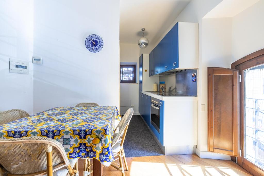 een keuken en eetkamer met een tafel en stoelen bij Elegante dimora - nel centro di Roma in Rome