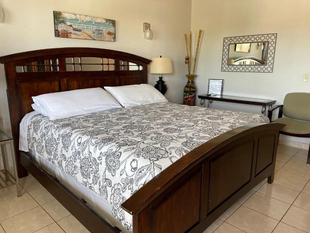 a bedroom with a large bed with a wooden frame at Hospedaje Mulege in Puerto Peñasco