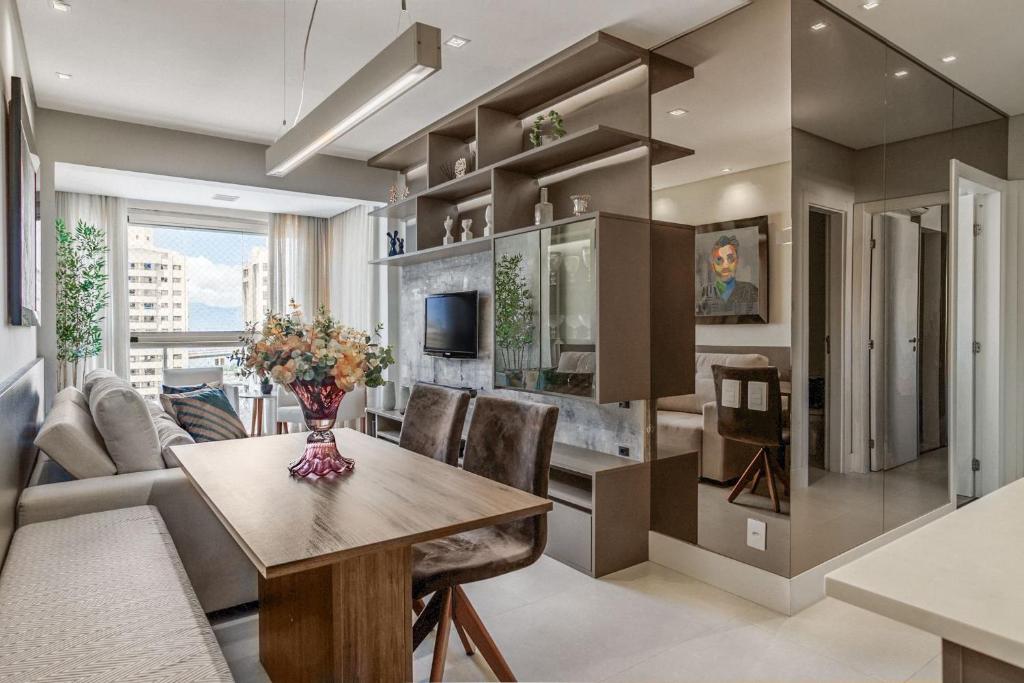 弗洛里亚诺波利斯Apto Centro Florianópolis Prox. Ponte Hercílio Luz的客厅设有餐桌和沙发