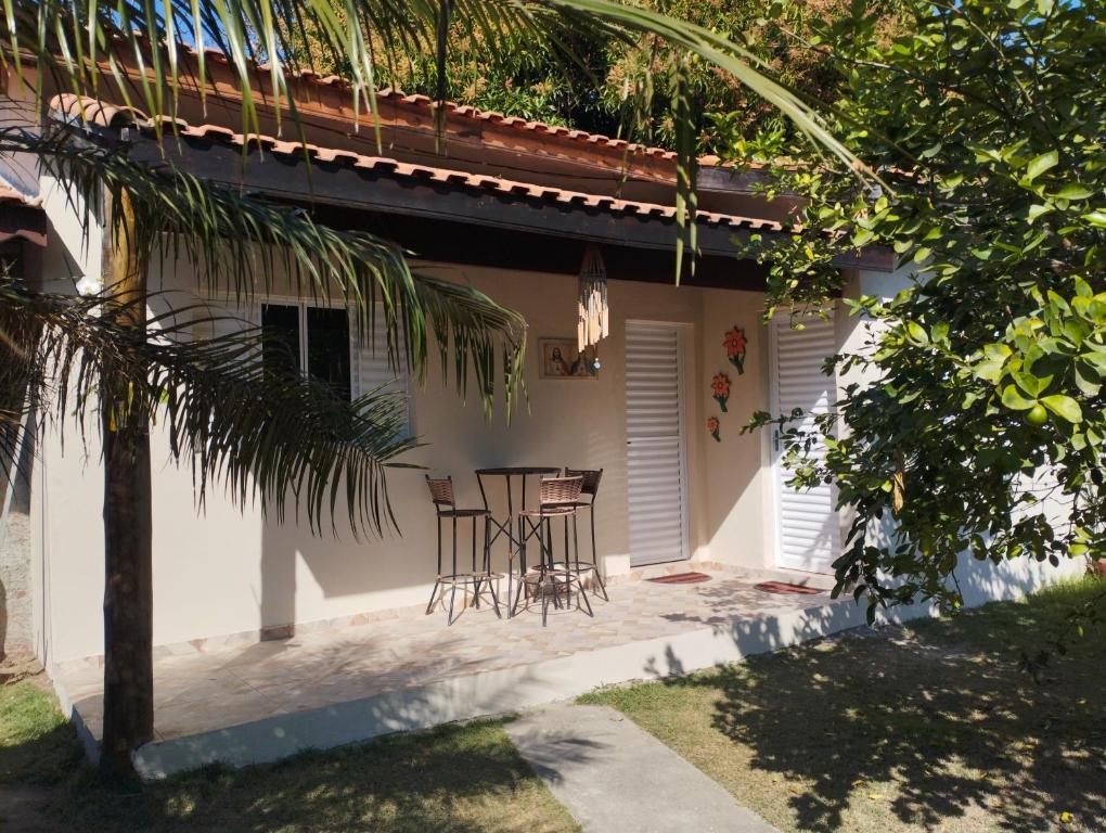 a table and chairs sitting outside of a house at pousada recanto do coelho in Roseira