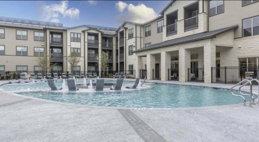 La alberca dentro o cerca de Fairview Apartments by Landing