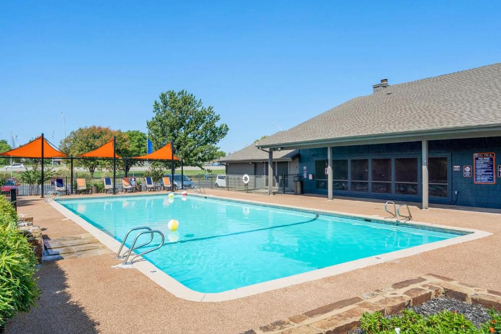 Bazén v ubytování Landing Apartments Tulsa - Southbrook nebo v jeho okolí