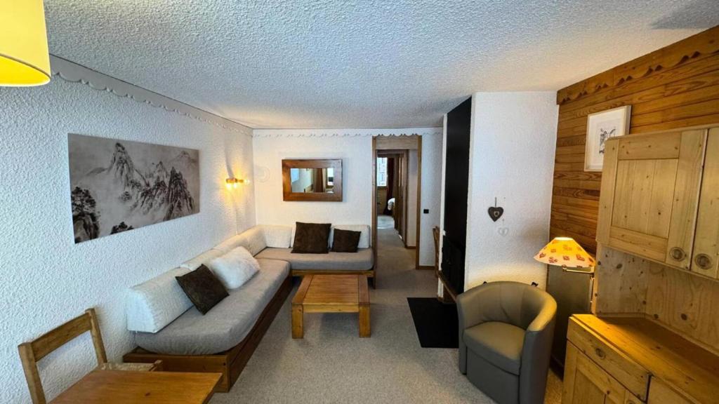 un salon avec un canapé et une table dans l'établissement Résidence Verdons - VERDONS 7 MAE-4201, à Les Allues