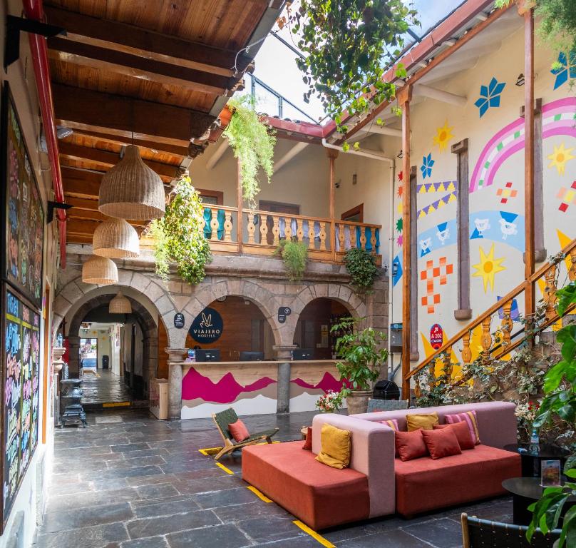 库斯科Viajero Cusco Hostel的建筑物内带沙发的户外客厅