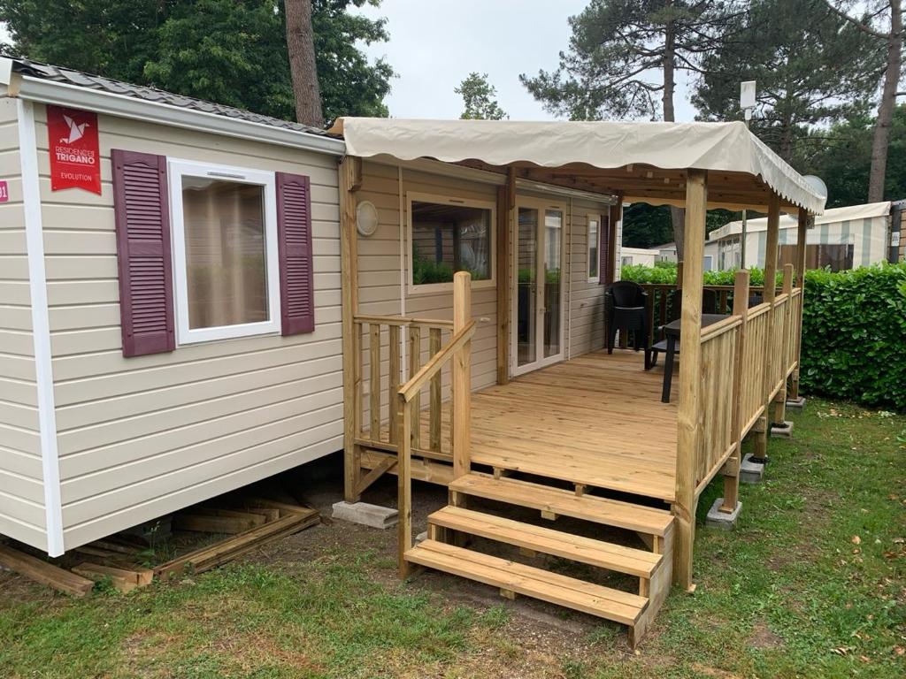una casetta con portico e terrazza di Mobil home 6 pers, dans Camping 4 Etoiles, 3ch, grande terrasse couverte a Pont-Aven