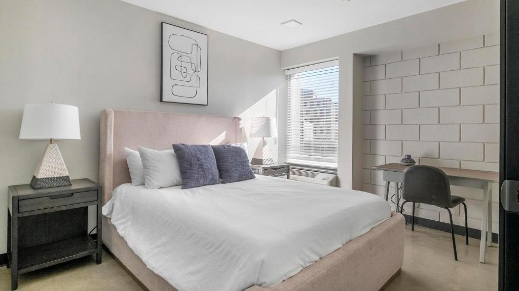 Katil atau katil-katil dalam bilik di Landing Apartments - Five Points South
