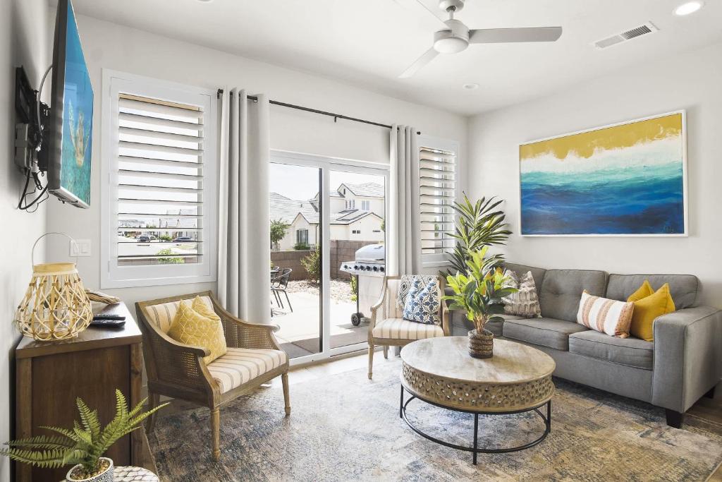 Khu vực ghế ngồi tại Happy Hawaiian Themed Condo