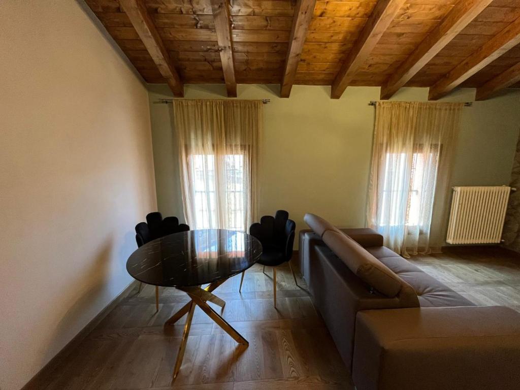 a living room with a couch and a table at Suite Deluxe Appartaments Gold in Fabbrico