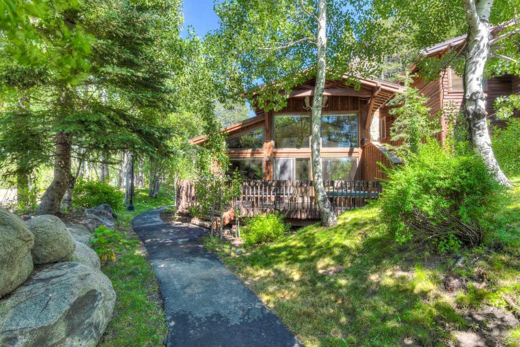 Domek w lesie z ścieżką prowadzącą do niego w obiekcie Ridge Court Barrel - Relax in Private Hot Tub w mieście Olympic Valley