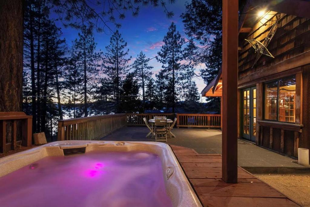 una vasca idromassaggio sul patio di una casa di Mountainside Overlook Lake Views & Hot Tub a Kings Beach
