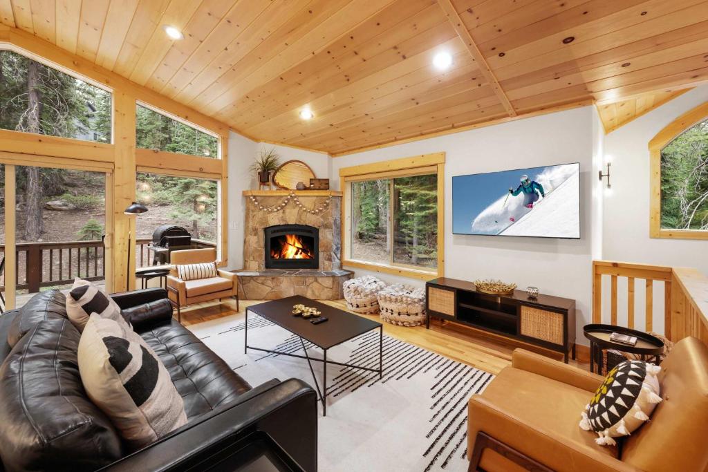 Una sala de estar con un sofá y una chimenea. en Modern Lake Tahoe Retreat Ski and Swim, en Tahoe Vista