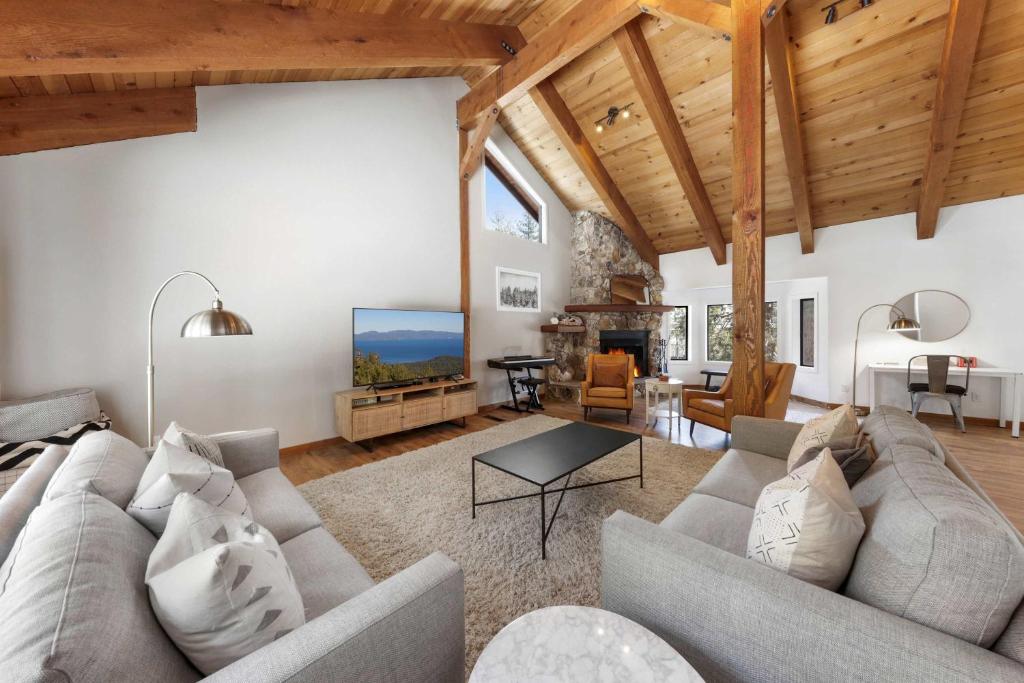 un soggiorno con un divano e un tavolo di Bright & Modern Cabin Luxury Home in Carnelian Bay a Carnelian Bay